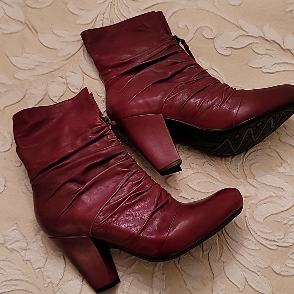 Earthies Montera Deep Red Zip Ruched Booties - Picture 11 of 16